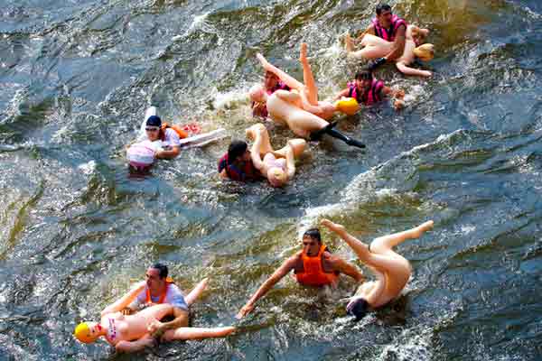 carrera de muñecas hinchables