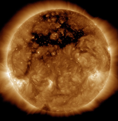 Un gran agujero coronal en el sol, representado como una mancha negra.