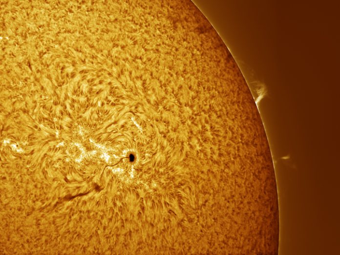 Imagen representativa del sol evidenciando una gran mancha solar.