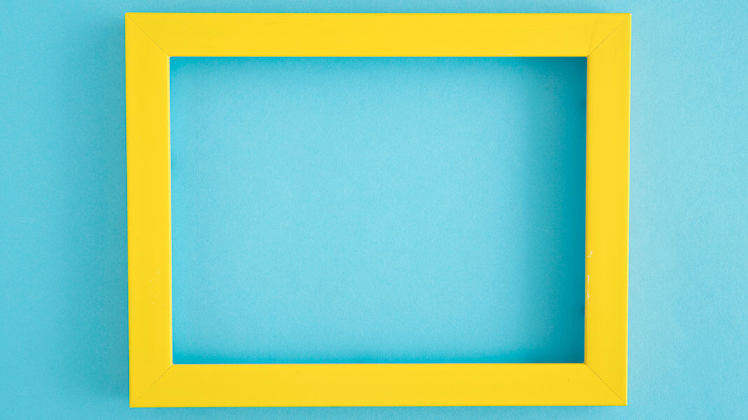 marco amarillo sobre pared azul