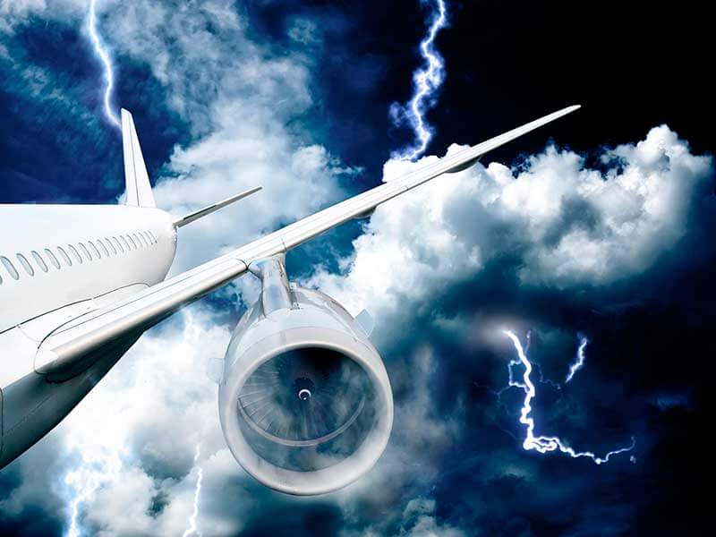 ¿Por qué no se electrocutan los pasajeros de un avión cuando lo alcanza un rayo?