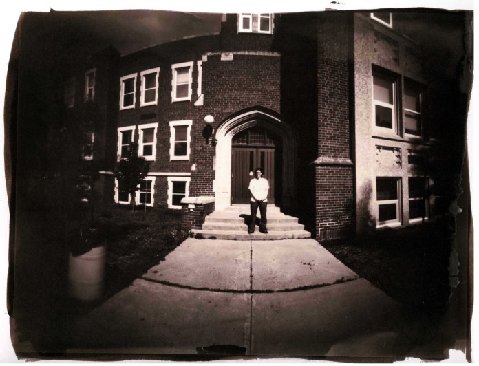 Foto en blanco y negro tomada con una cámara estenopeica casera con una caja y película.