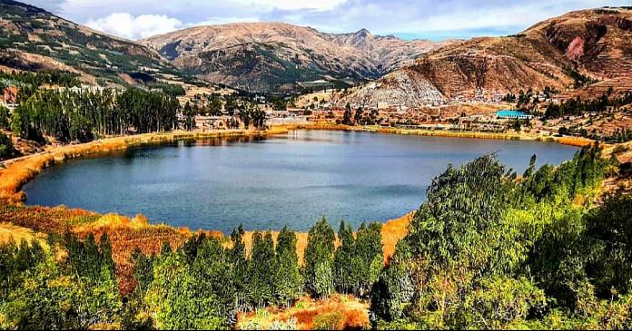 Lago de Urcos cerca de la carretera de Cusco a Puerto Maldonado.