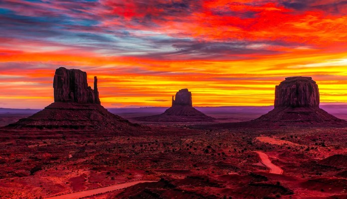 Carreteras hermosas: Valle de los monumentos cerca de la Ruta 66 al atardecer.