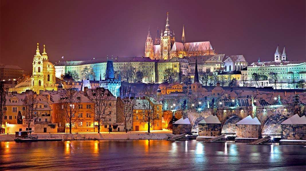 Distrito del Castillo de Praga iluminado por la noche