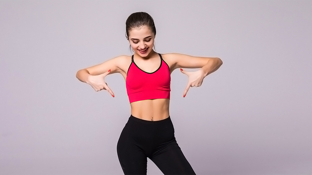 chica deportista señalando su suelo pélvico