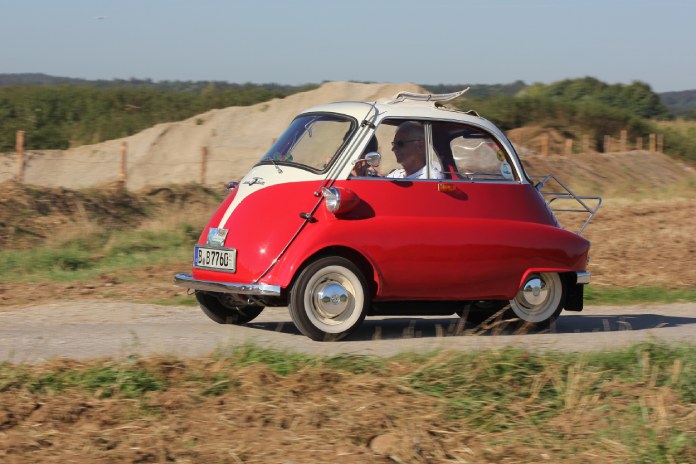 Un diminuto coche rojo, catalogado como uno de los coches raros de la historia.