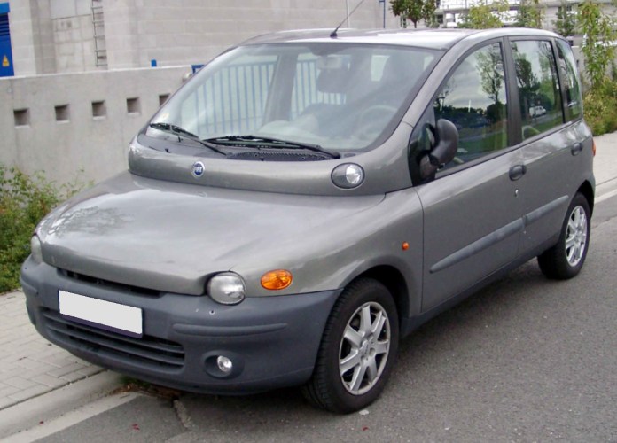 Fiat Múltipla entre la lista de coches raros, similar a dos autos uno sobre otro.