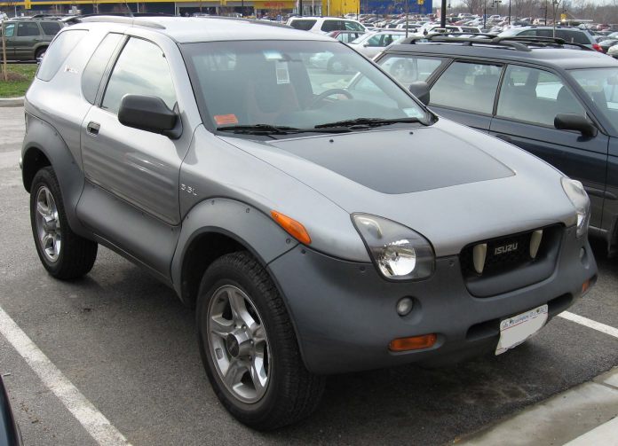 Un coche raro tipo camioneta, modelo Isuzu VehiCROSS.