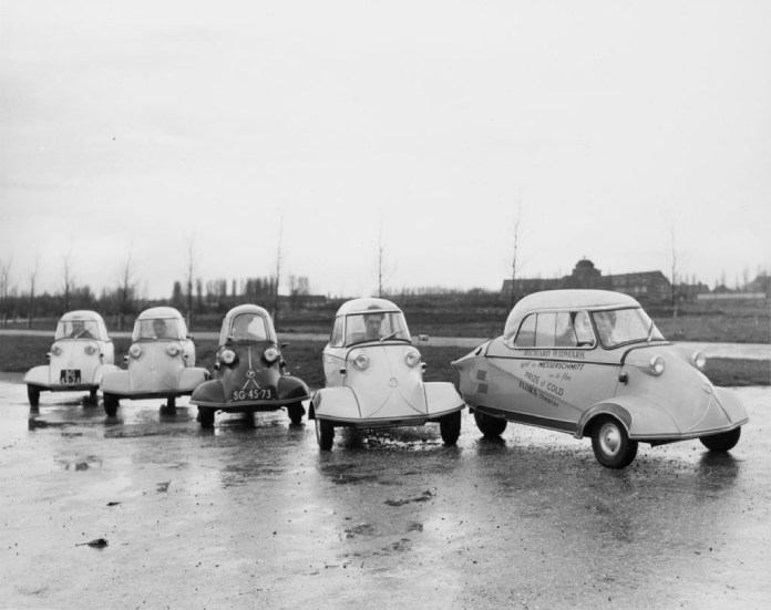 Fila de carros muy raros Messerschmitt KR175, diminutos y de un solo pasajero.