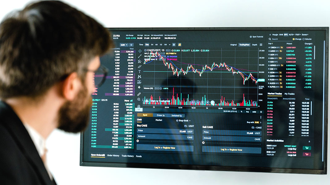 Analista de datos mirando una pantalla con gráficos