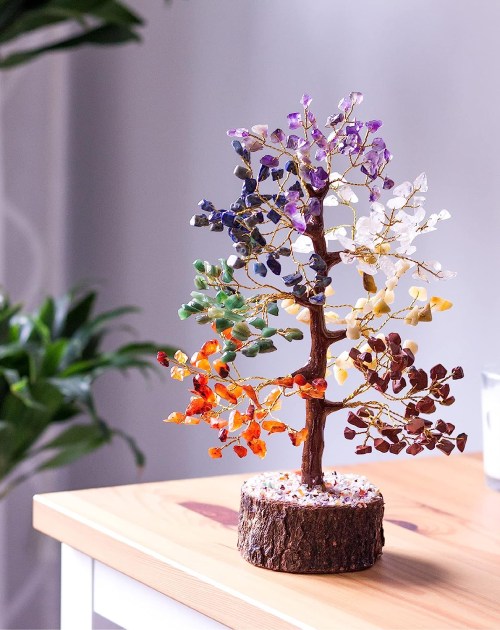 Un árbol, en cuyas ramas se encuentran engastadas muchas gemas de múltiples colores.