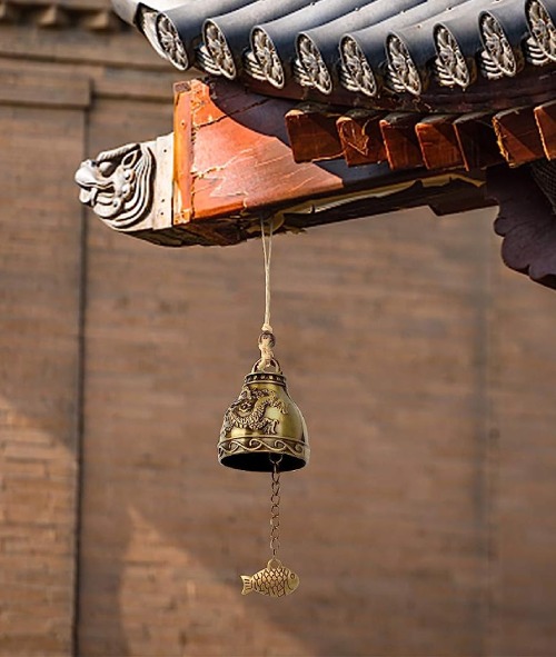 Campana con decoraciones orientales colgadas en un tiemplo chino.