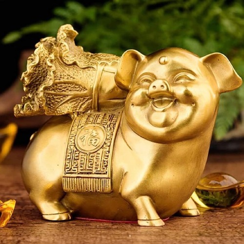 Estatuilla de cerdo dorado con símbolos chinos.