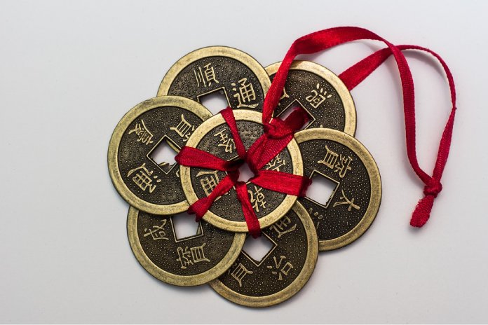 Grupo de monedas chinas, con un listón rojo que se considera como una de las cosas que dan buena suerte.