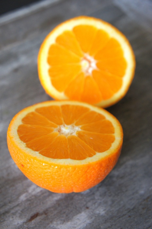 Una naranja picada por la mitad, como simbolo de buena suerte.
