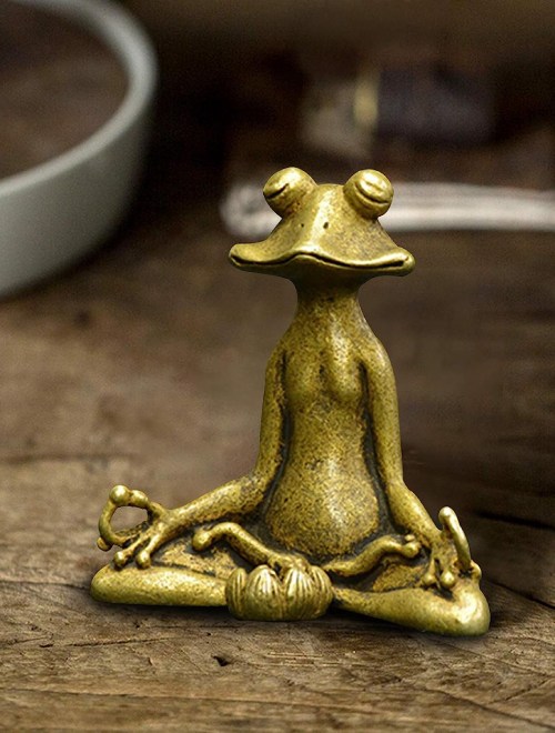 Una rana de bronce en posición de meditación.