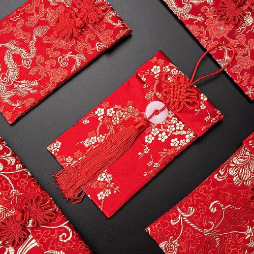 Sobres rojos con decoración china.