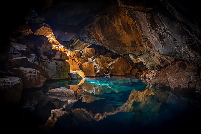 Cueva con pasaje submarino