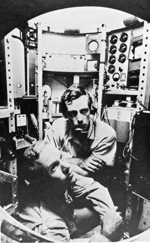 Dos hombres, Jacques Piccard y Don Walsh en el descenso a las Marianas en una foto en blanco y negro.