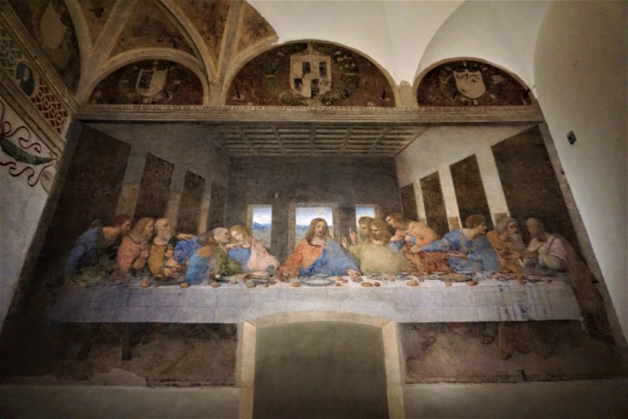 Entre las curiosidades de La última cena destaca que la imagen del mesías destaca desde donde se mire, aquí hay un ejemplo visto desde debajo.