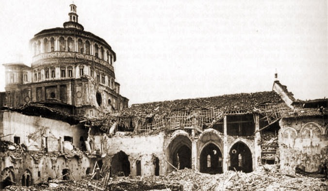 El convento Santa Maria delle Grazie (Milán) prácticamente destruido después del bombardeo de 1943.
