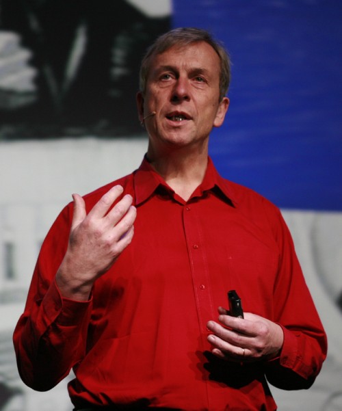 Kevin Warwick en una conferencia sobre robótica.