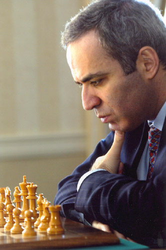 Kasparov concentrado frente a un tablero de ajedrez.