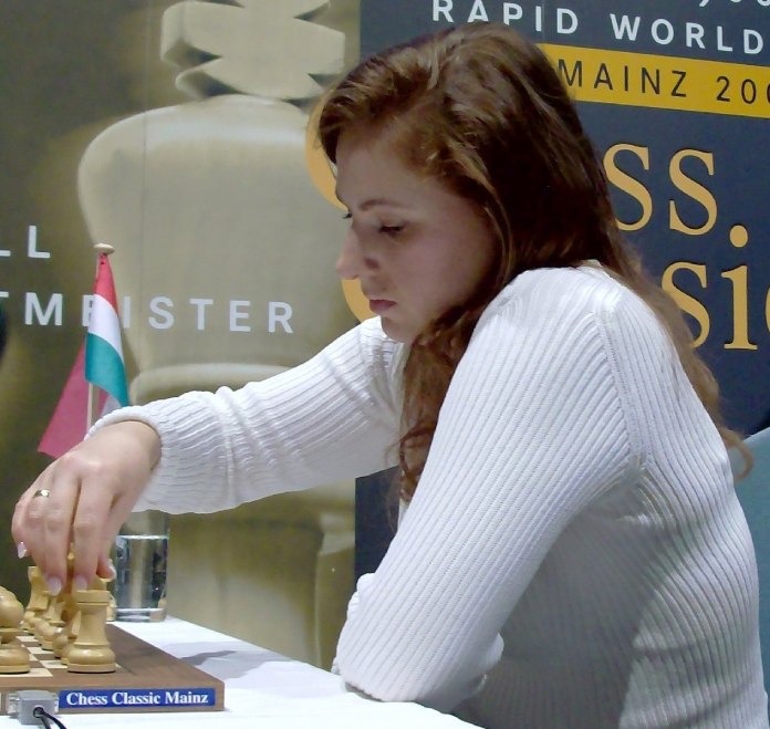 Mujer Judit Polgar jugando en un torneo de ajedrez.
