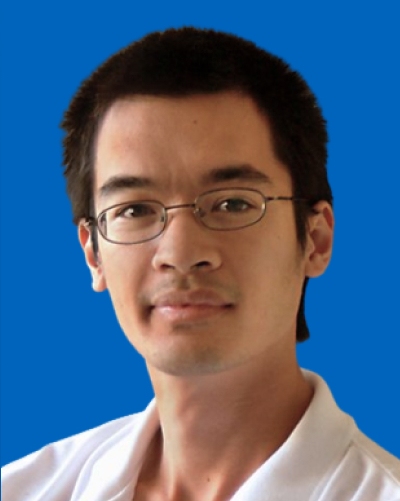 Retrato de Terence Tao, uno de los hombres más inteligentes del mundo, en fondo azul y con gafas.