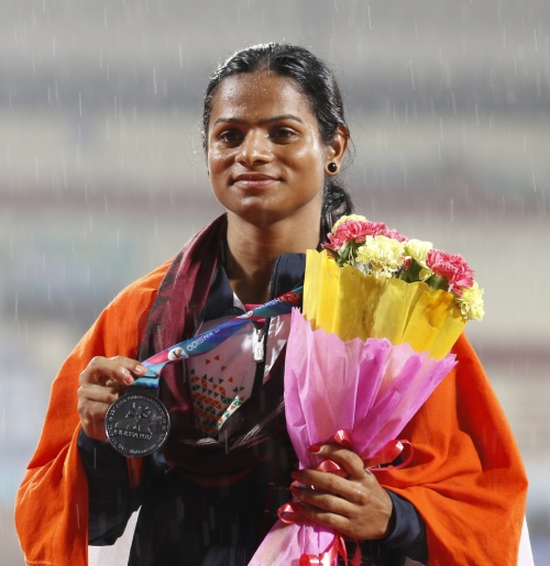 Dutee Chand, una de las mayores famosas con síndrome de Morris recibiendo una medalla de bronce en atletismo.