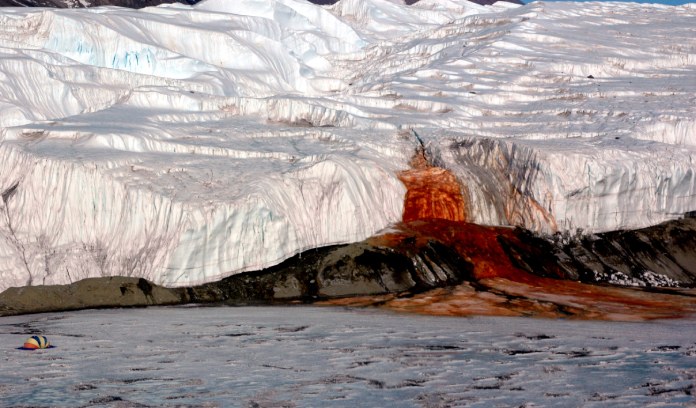 Cataratas de Sangre en la Antártida, uno de los fenómenos extraños de la naturaleza.
