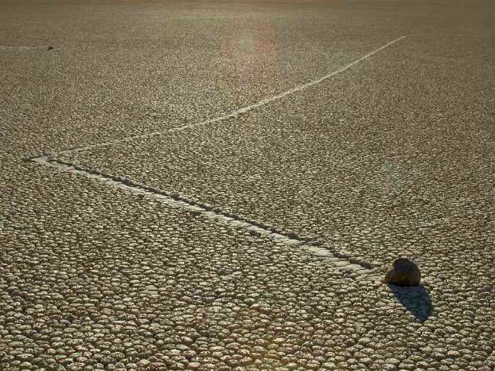 Las piedras deslisantes del lago Racetrack Beac.