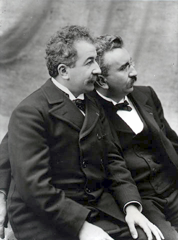 Los hermanos Lumiere, considerando los inventores del cine, posando en una foto antigua en blanco y negro.