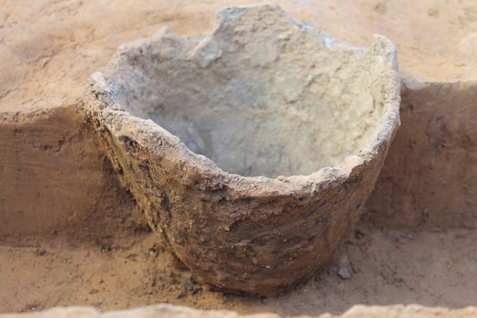 Contenedor de cerámica recuperado por arqueólogos. 