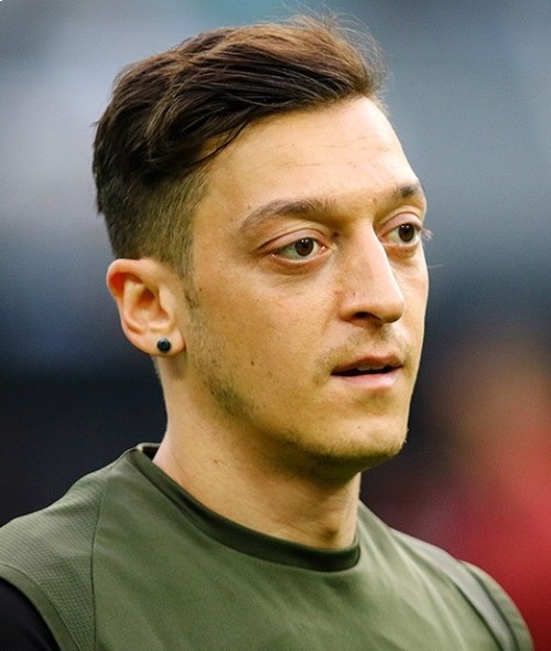 Foto de la cara del jugador Mesut Ozil.