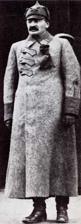 Troski con el uniforme del ejercito rojo.