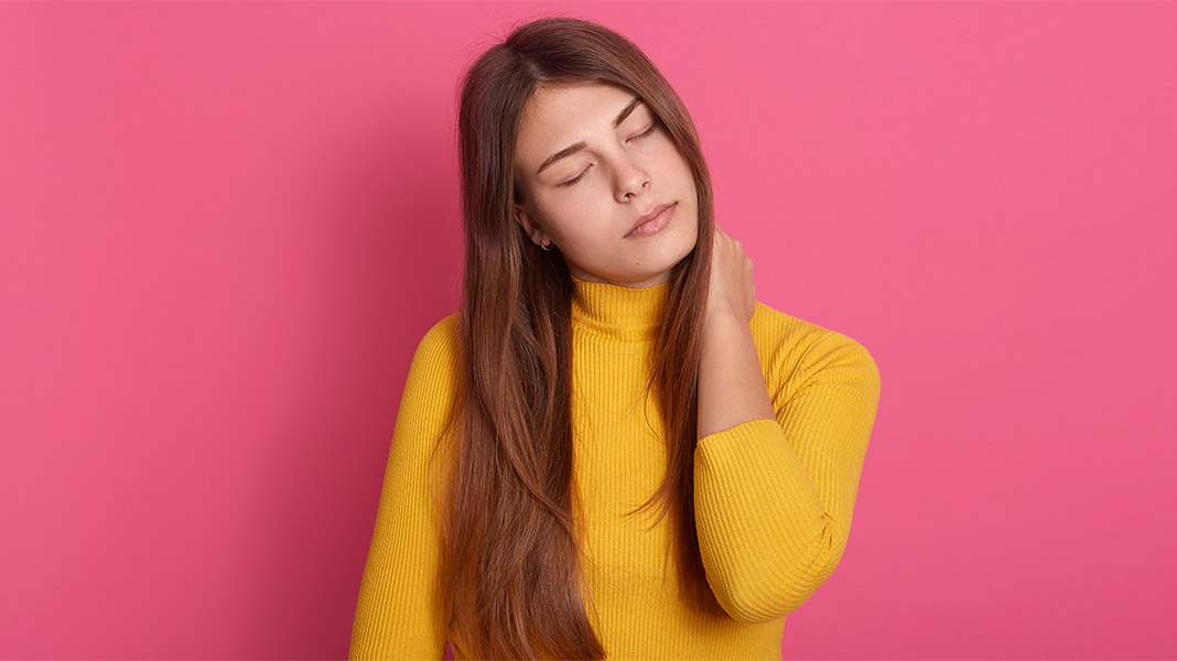 mujer cansada tocándose el cuello