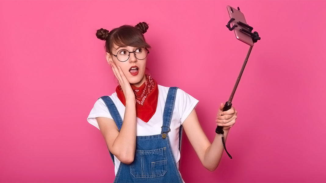 chica haciéndose un selfie