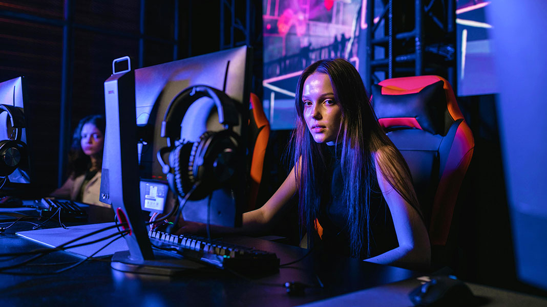Dos mujeres gamer frente a sus ordenadores de juego