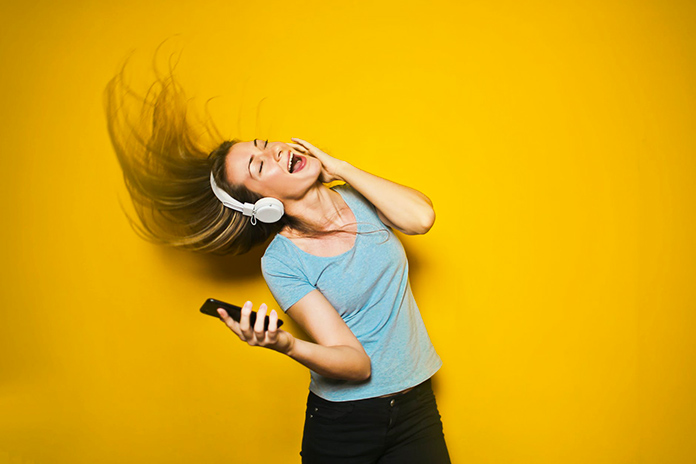 Mujer escuchando música