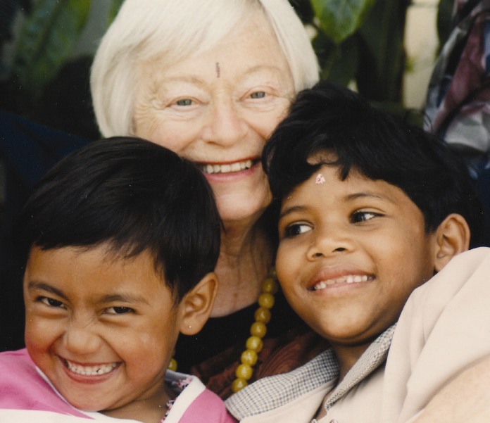 Olga Murray, posando con dos niños de la fundación.