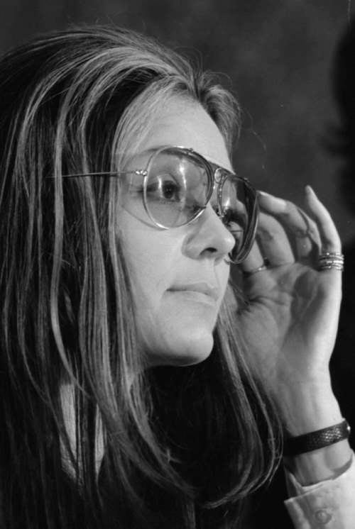Foto retrato en blanco y negro de Gloria Steinem.