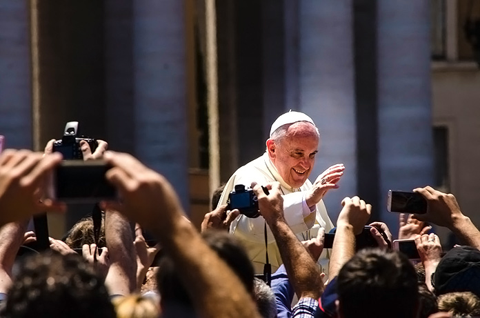 El Papa saludando a los fieles en Francia