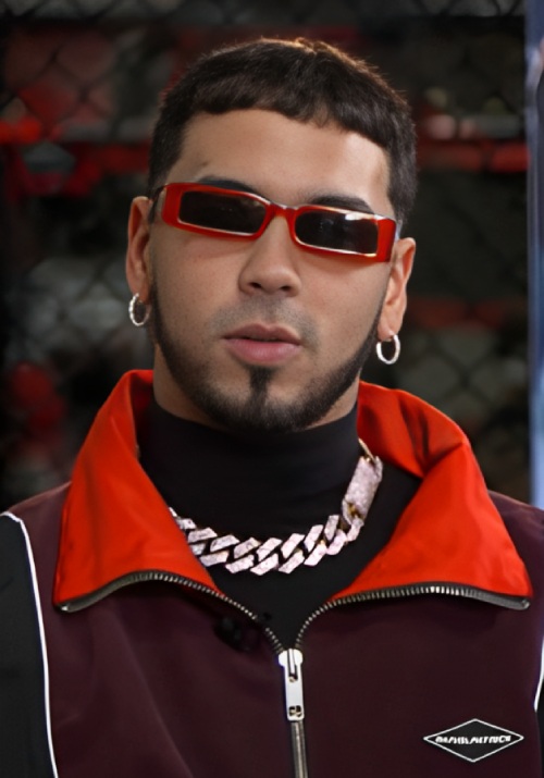 Acercamiento a la cara de Anuel AA quien tiene perlas en el pene,