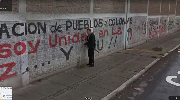 Pillados en Google Maps orinando en la calle.