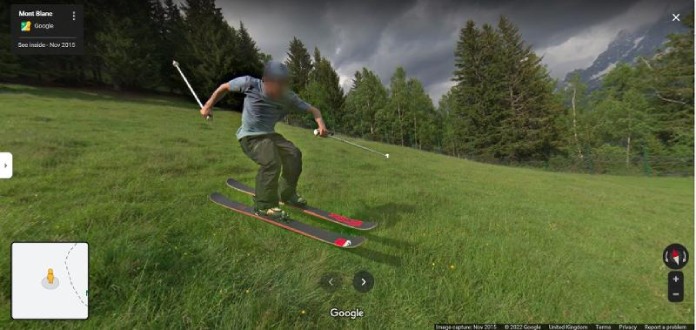 Pillados en Google Maps haciendo esquí sobre cesped.