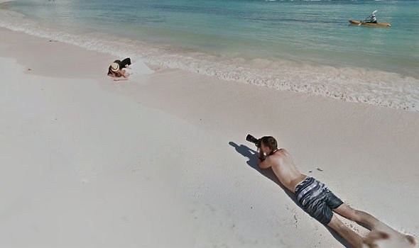 Pillados en Google Maps tomándose fotos en la playa.