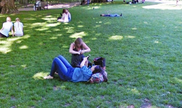 Pillados en Google Maps tomándose fotos en el parque.