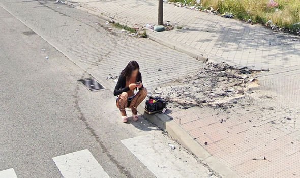 Pillados en Google Maps en cuclillas en el medio de la calle.